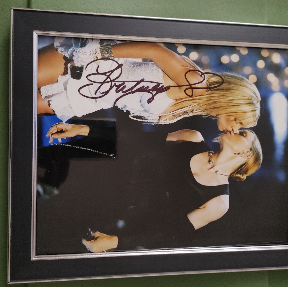 Pic Authograf signed Britney Spears and Madonna
